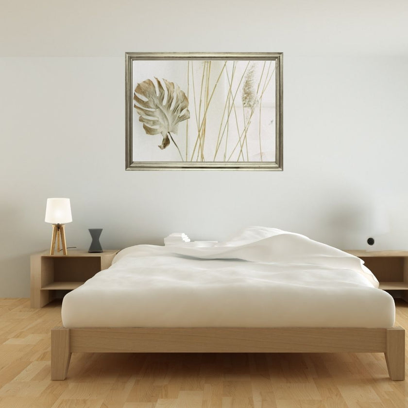 Tischleuchte aus Asteiche geölt, Modell Elli, weißer Schirm, Dreibein, Kabel in einem Fuß verlaufend , Milieubild im Schlafzimmer, Leuchte steht auf Nachttisch neben Bett