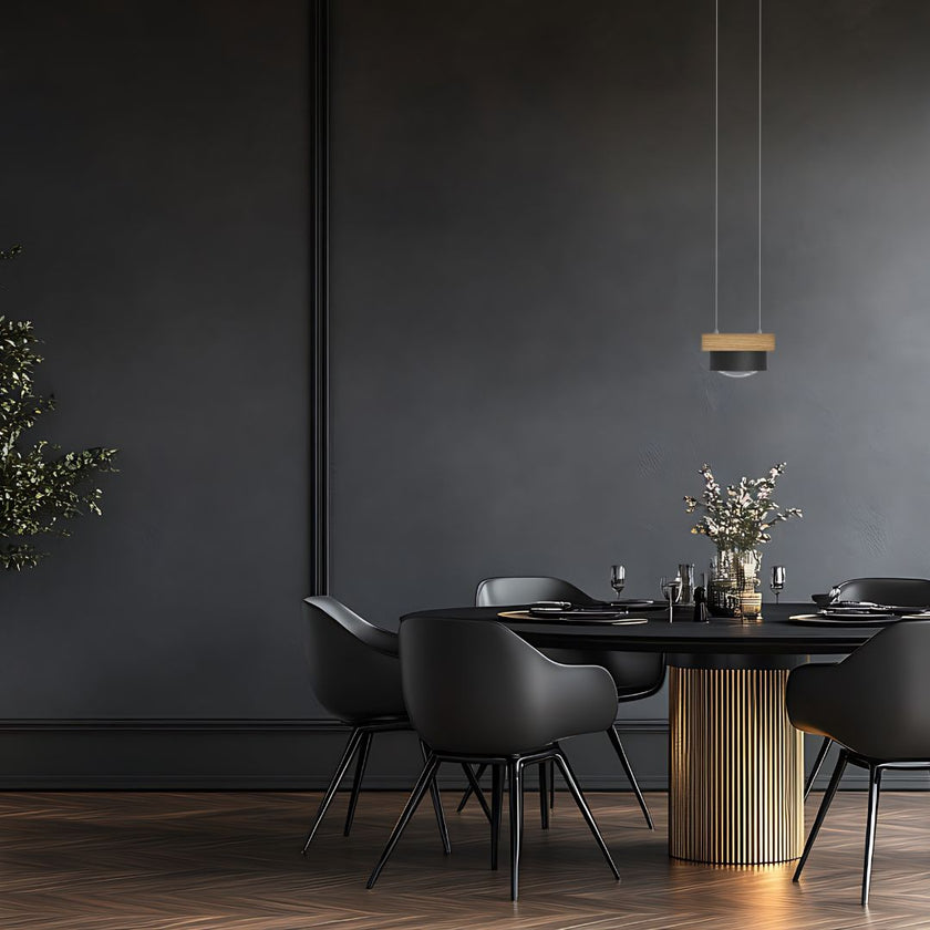 Pendelleuchte aus Asteiche geölt, Modell Eileen, Metall schwarz, Milieubild in Esszimmer, Leuchte hängt über runden Esstisch 