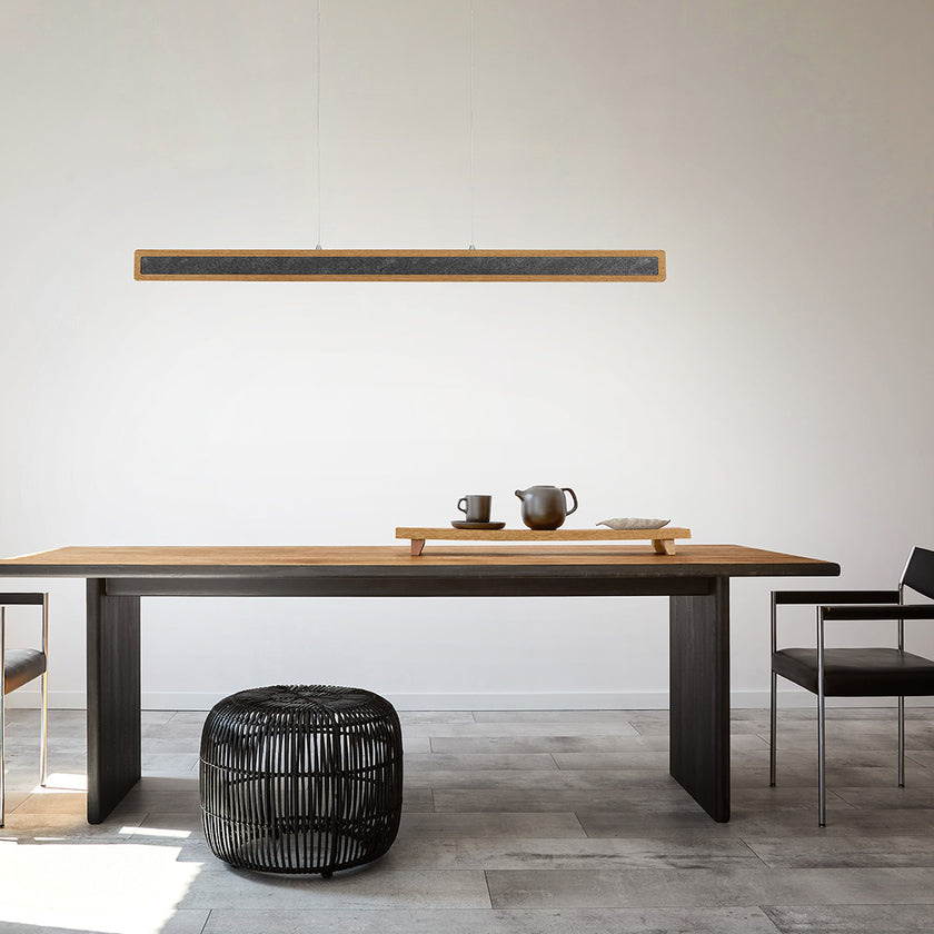 Balkenleuchte aus Asteiche geölt und Granitoptikapplikation, Modell Karl G, 1300mm, Rollizug, Milieubild, Leuchte hängt über Esstisch 