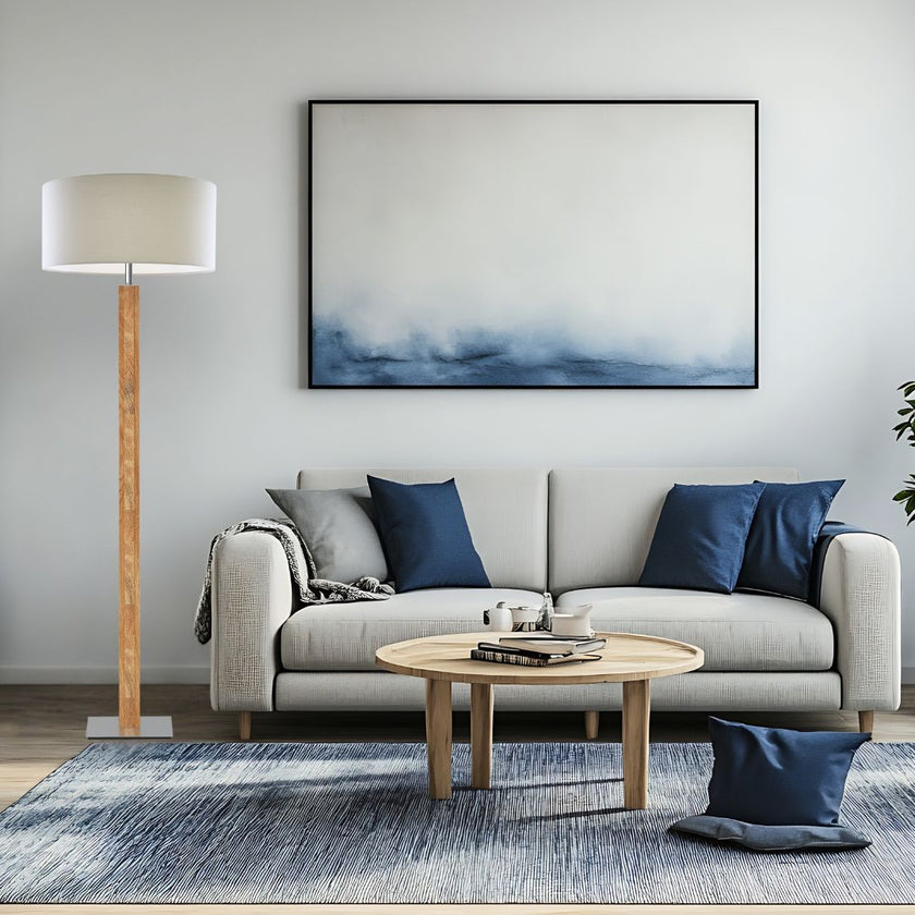 Stehleuchte aus Asteiche geölt und Kopfholz, Modell Karl K, Nickel Applikationen, silberner Schirm, Milieubild im Wohnzimmer, Leuchte steht neben Sofa