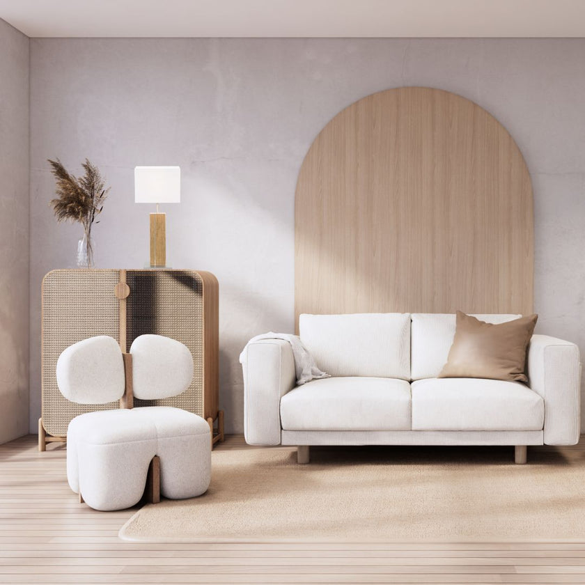 Tischleuchte aus Asteiche Natur, Modell Miss Hilton, weißer eckiger Schirm, Metall Nickel matt gebürstet, Milieubild im Wohnzimmer, Leuchte steht auf Kommode 