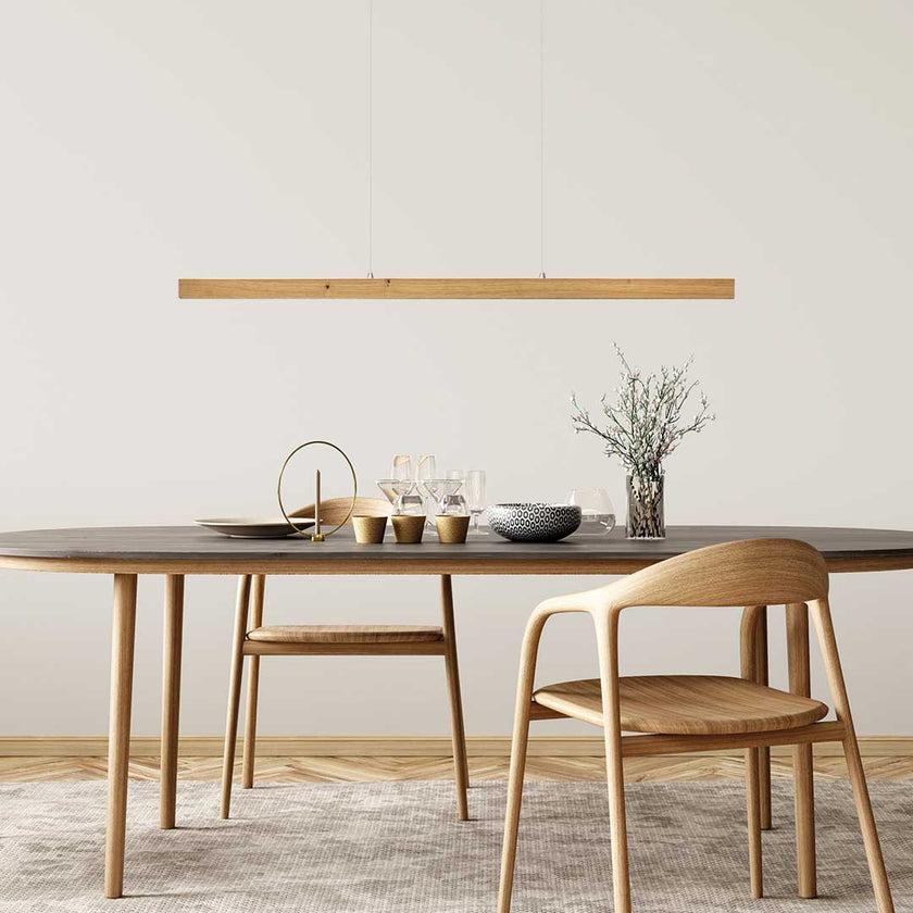 Balkenleuchte aus Asteiche geölt, Modell Laurent, 1000mm, LED, Rollizug (höhenverstellbar, kürzbar), Alu-LED-Leiste mit Acryl, Milieubild im Esszimmer, Leuchte hängt über Esstisch