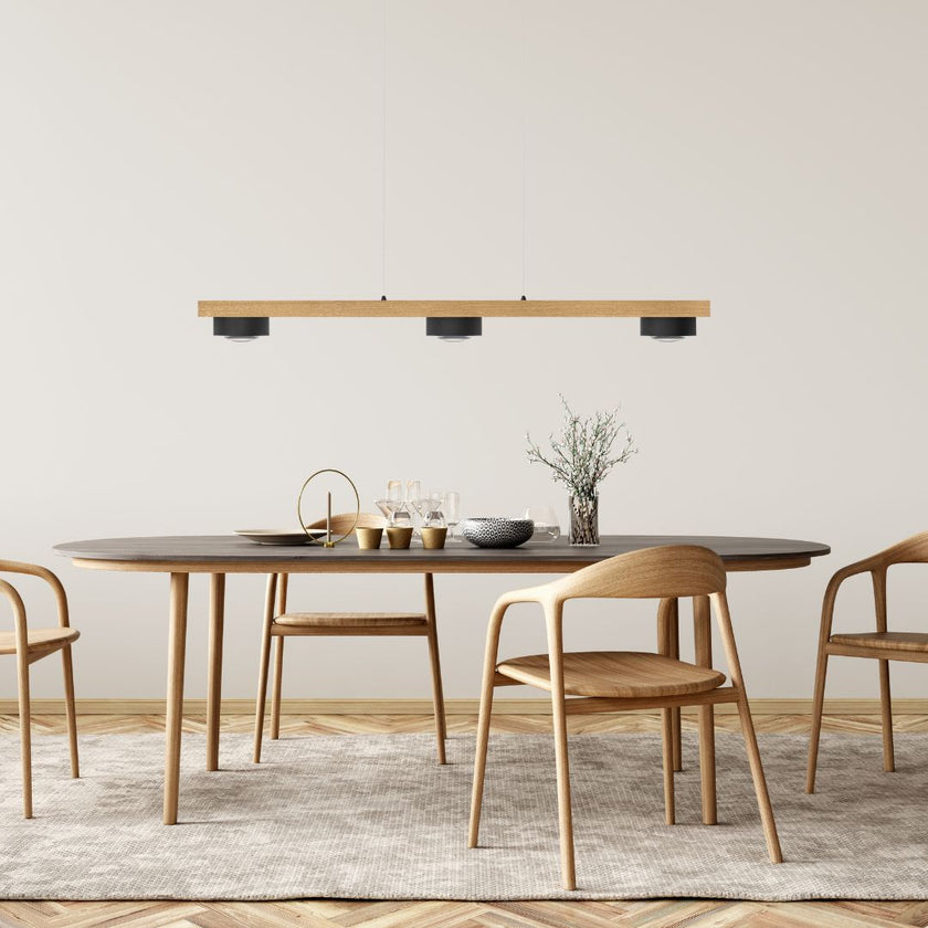 Balkenleuchte aus Asteiche geölt, Modell Eileen, 3-flammig, Glaslinse, Metall schwarz, Dimm Funktion, Milieubild im Esszimmer, Leuchte hängt über Esstisch 