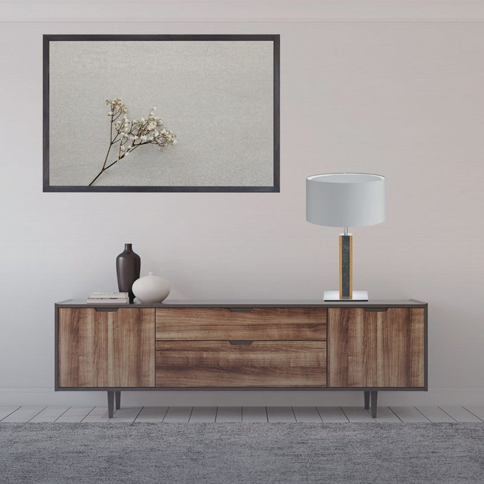 Hockerleuchte aus Asteiche geölt und Granit, Modell Karl G, Schirm weiß, Nickel matt gebürstet, Milieubild im Flur, Leuchte steht auf Sideboard