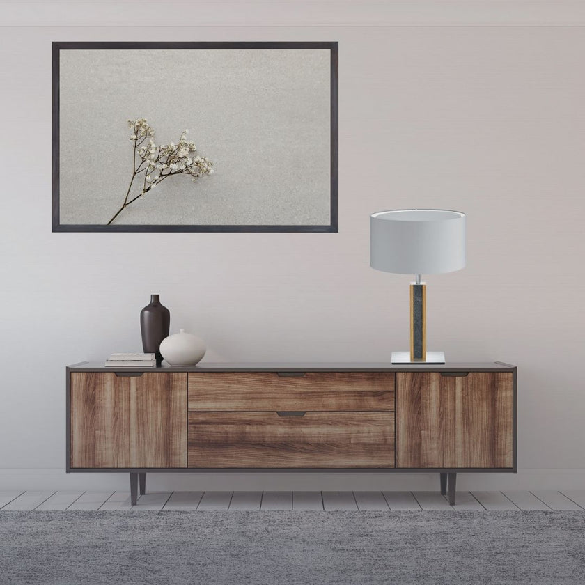 Hockerleuchte aus Asteiche geölt und Granit, Modell Karl G, Schirm weiß, Nickel matt gebürstet, Milieubild im Flur, Leuchte steht auf Sideboard