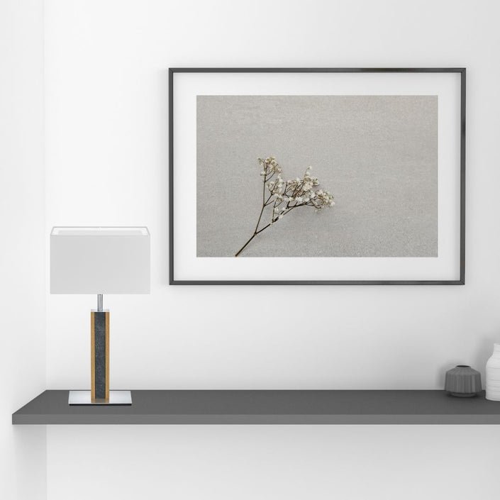 Hockerleuchte aus Asteiche geölt und Granitoptikapplikation, Modell Karl G, weißer rechteckiger Schirm, Nickel Details, Milieubild, Leuchte steht auf Regalbrett vor Bild