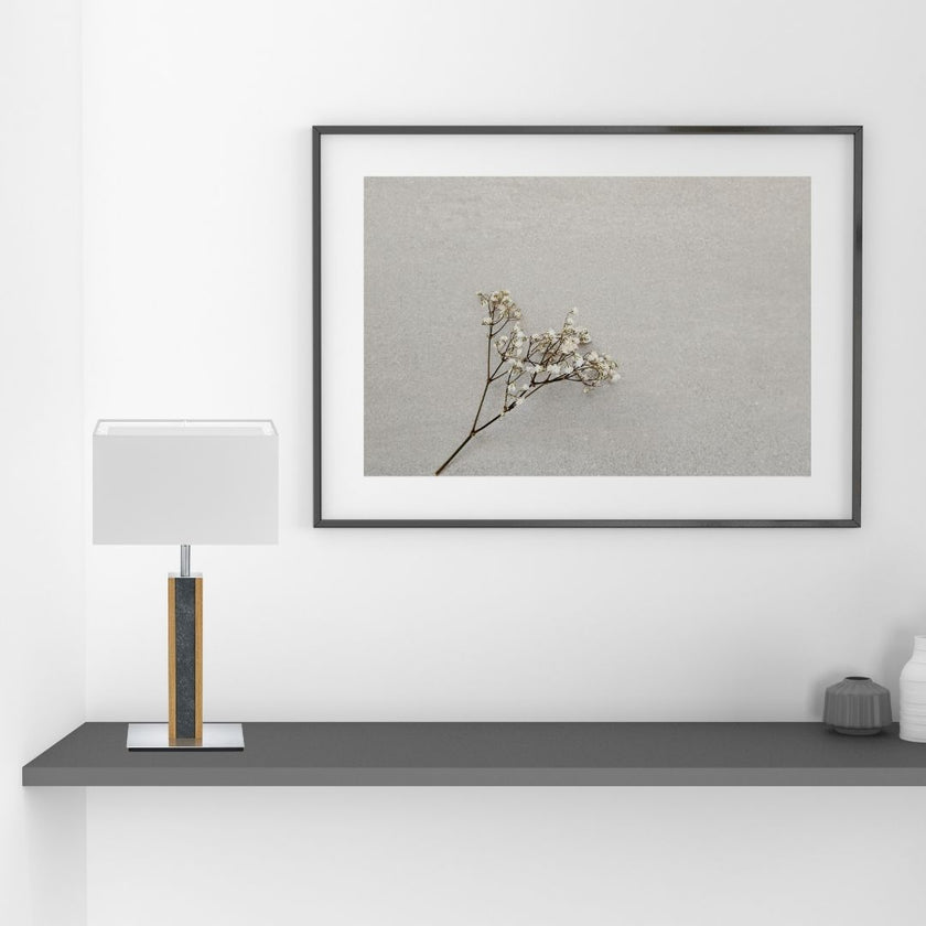 Hockerleuchte aus Asteiche geölt und Granitoptikapplikation, Modell Karl G, weißer rechteckiger Schirm, Nickel Details, Milieubild, Leuchte steht auf Regalbrett vor Bild