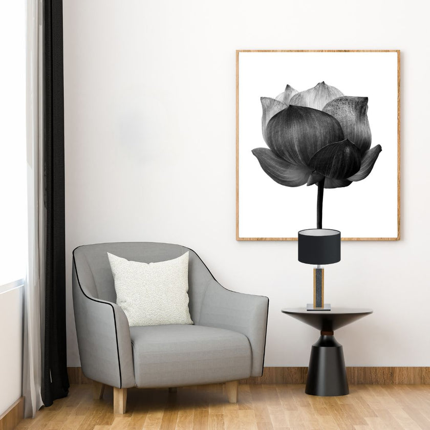 Tischleuchte aus Asteiche geölt und Granitoptikapplikation, Modell Karl G, schwarzer Schirm, Nickel Details, Milieubild im Wohnzimmer, Leuchte steht auf Beistelltisch neben Sessel