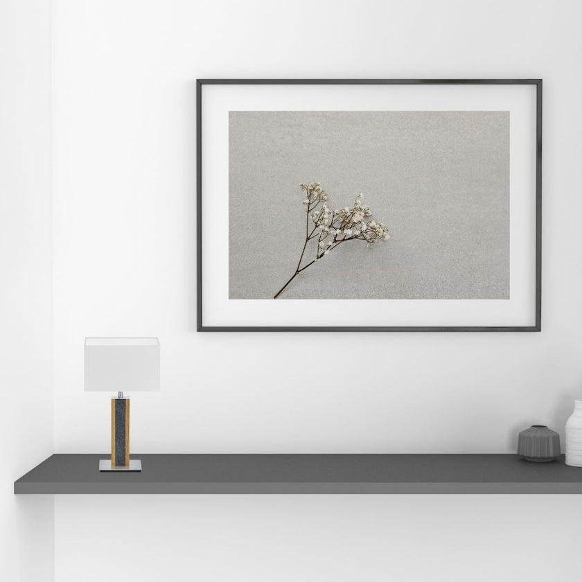 Tischleuchte aus Asteiche geölt und Granitoptikapplikation, Modell Karl G, weißer rechteckiger Schirm, Nickel Details, Milieubild, Leuchte steht auf Regalbrett vor Bild