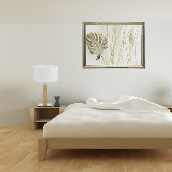 Hockerleuchte aus Asteiche geölt und Almwiesenheuapplikation, Modell Karl H, Nickel Applikationen, weißer Schirm, Milieubild im Schlafzimmer, Leuchte steht auf Nachttisch neben Bett