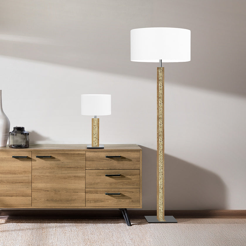 Tischleuchte und Stehleuchte aus Asteiche geölt und Almwiesenheuapplikation, Modell Karl H, Nickel Applikationen, weißer Schirm, Milieubild, Tischleuchte steht auf Sideboard und Stehleuchte daneben