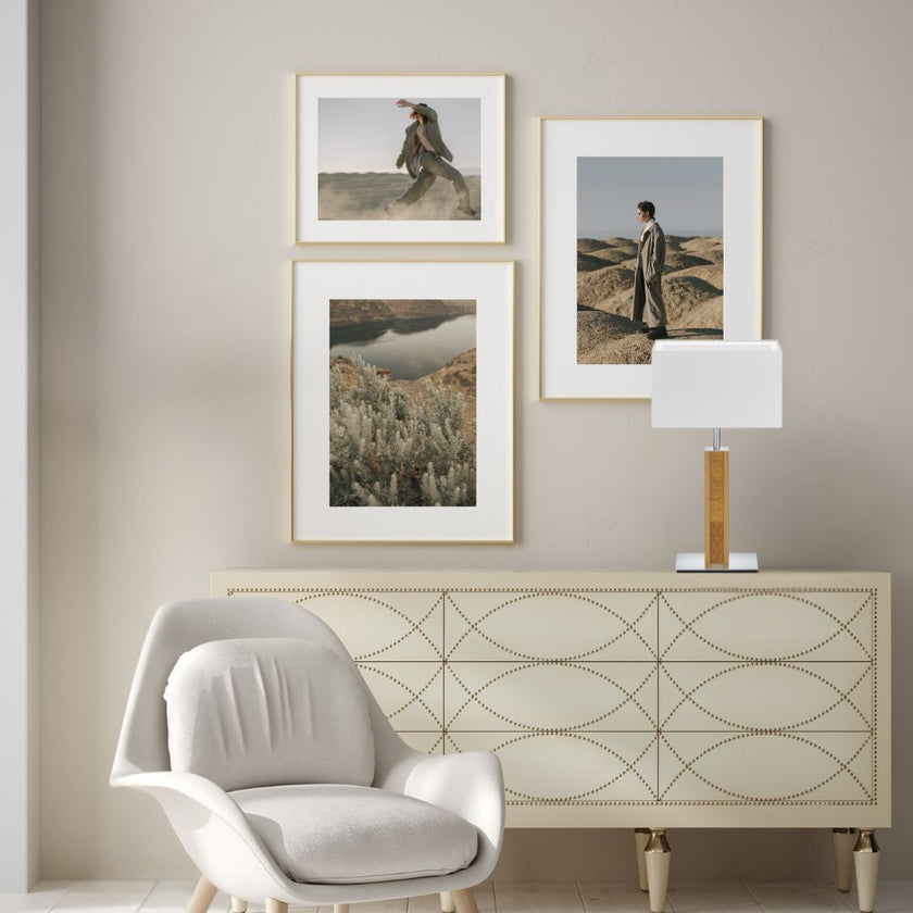 Hockerleuchte aus Asteiche geölt und Kopfholz, Modell Karl K, Nickel Applikationen, weißer rechteckiger Schirm, Milieubild im Wohnzimmer, Leuchte steht auf Sideboard