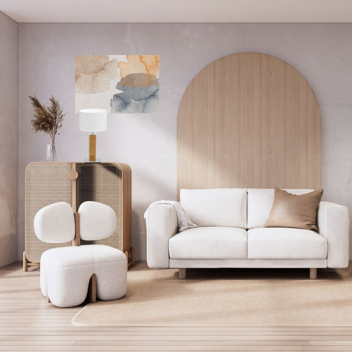 Tischleuchte aus Asteiche geölt und Kopfholz, Modell Karl K, weißer Schirm, Nickel Applikationen, Milieubild im Wohnzimmer, Leuchte steht auf Highboard