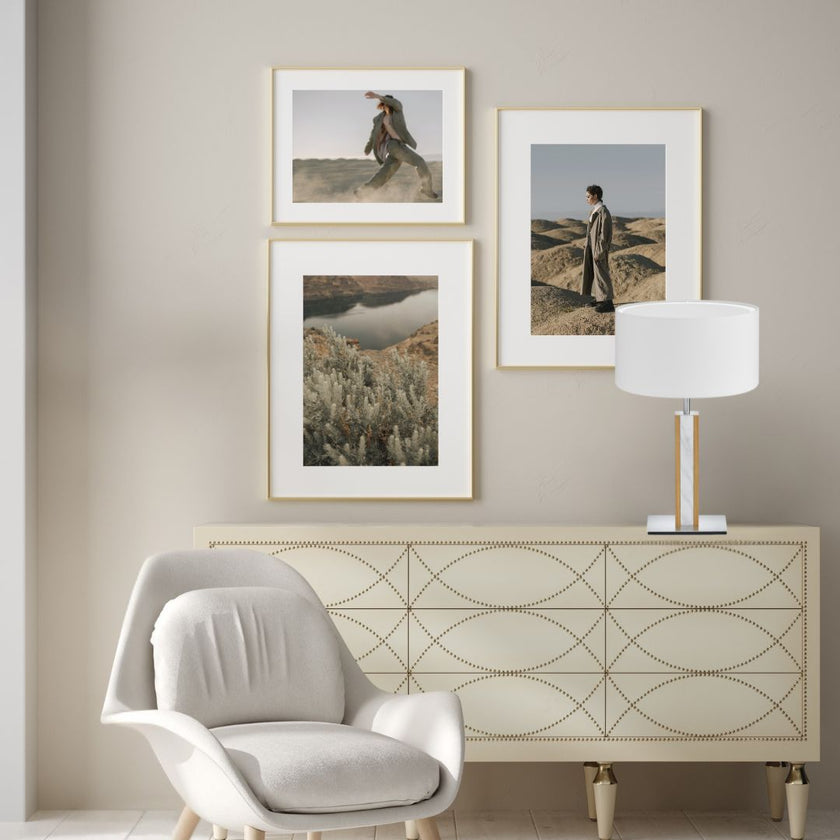 Hockerleuchte aus Asteiche geölt, Modell Karl M, Mamor Details, weißer runder Schirm, Milieubild, Leuchte steht auf Sideboard