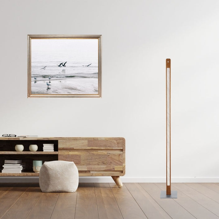 Stehleuchte aus Asteiche geölt, Modell Karl M, Mamor & Nickel Applikationen, LED, Dimm-to-warm-Funktion, Milieubild im Wohnzimmer, Leuchte steht neben Lowboard