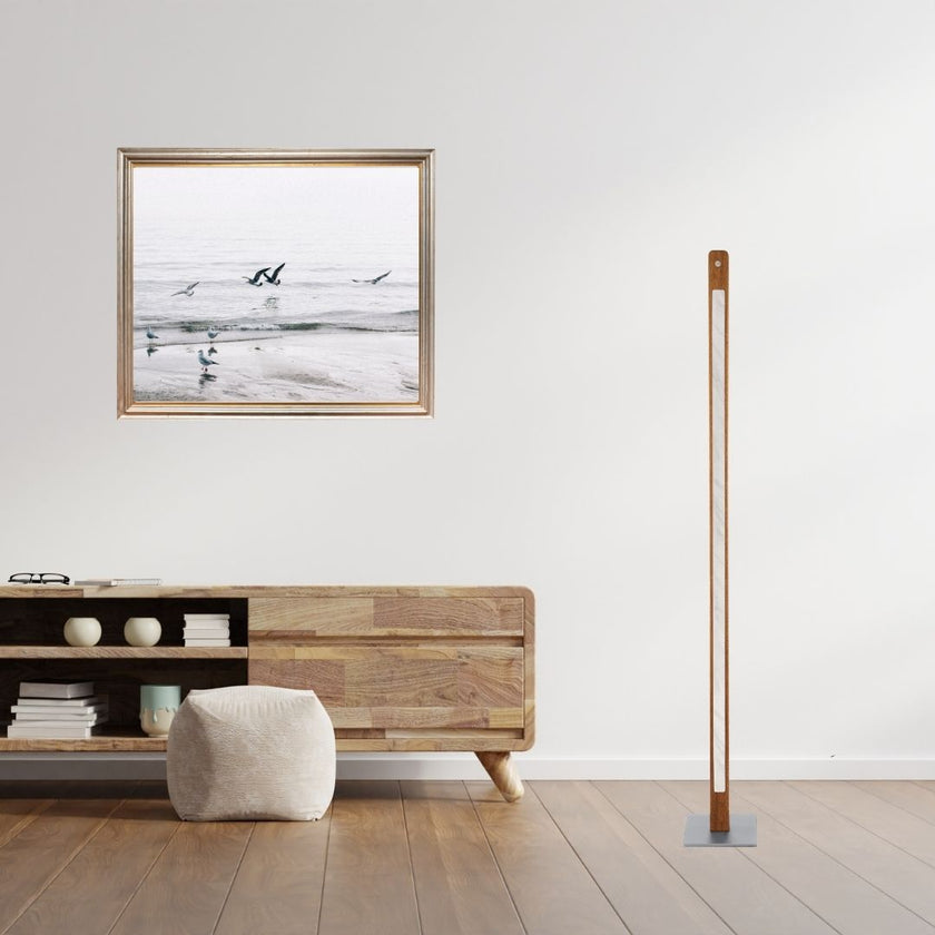 Stehleuchte aus Asteiche geölt, Modell Karl M, Mamor & Nickel Applikationen, LED, Dimm-to-warm-Funktion, Milieubild im Wohnzimmer, Leuchte steht neben Lowboard