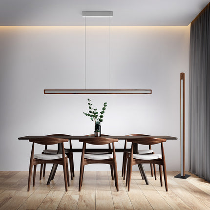 Balkenleuchte aus Nussbaum geölt, Modell Karl N, 1300mm, Nickel Baldachin, Dimm-to-warm-Funktion, Milieubild im Esszimmer, Leuchte hängt über Esstisch