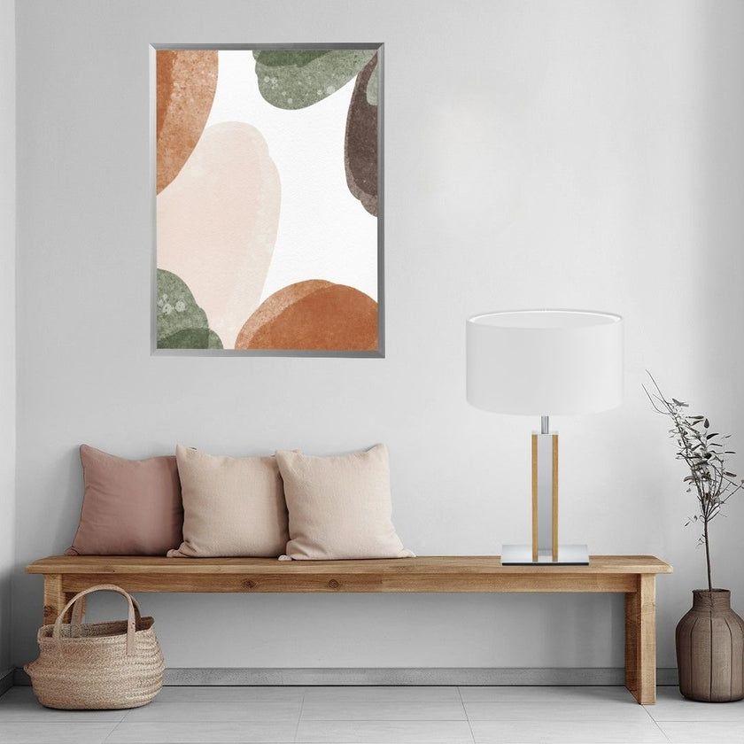 Hockerleuchte aus Asteiche geölt, Modell Karl N, Details Nickel matt gebürstet, weißer runder Schirm, Milieubild, Leuchte steht auf Bank