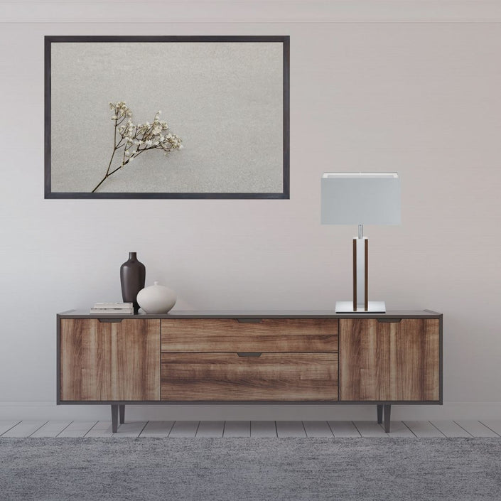 Hockerleuchte aus Nussbaum geölt, Modell Karl N, Details Nickel matt gebürstet, silberner quadratischer Schirm, Milieubild,, Leuchte steht auf Sideboard