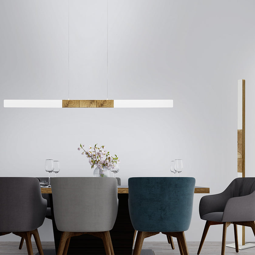 Balkenleuchte aus Asteiche geölt, Modell Lana del bianco, 1300mm, Kopfholz, weiße Applikationen, Dimm to warm per Tastdimmung, Milieubild, Leuchte hängt über Esstisch 