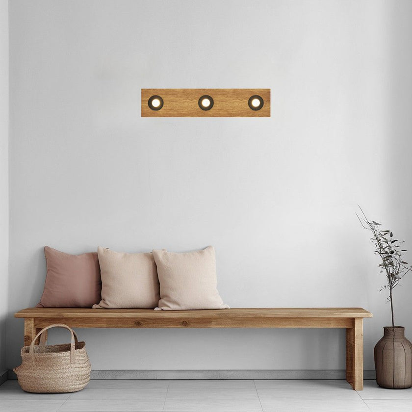 Deckenleuchte aus Asteiche geölt, Modell Lennon, 3-flammig, 720mm x 160mm x 70mm, schwarze Details, Dimmbar durch externen Dimmer, Milieubild im Flur, Leuchte hängt waagerecht an Wand