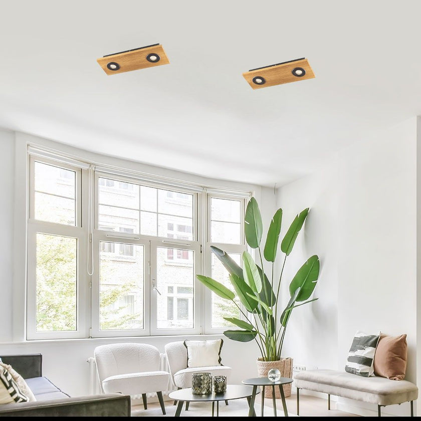 Deckenleuchte aus Asteiche geölt, Modell Lennon, 2-flammig, 440mm x 160mm x 70mm, schwarze Details, Dimmbar durch externen Dimmer, Milieubild im Wohnzimmer, zwei Leuchten hängen an Decke