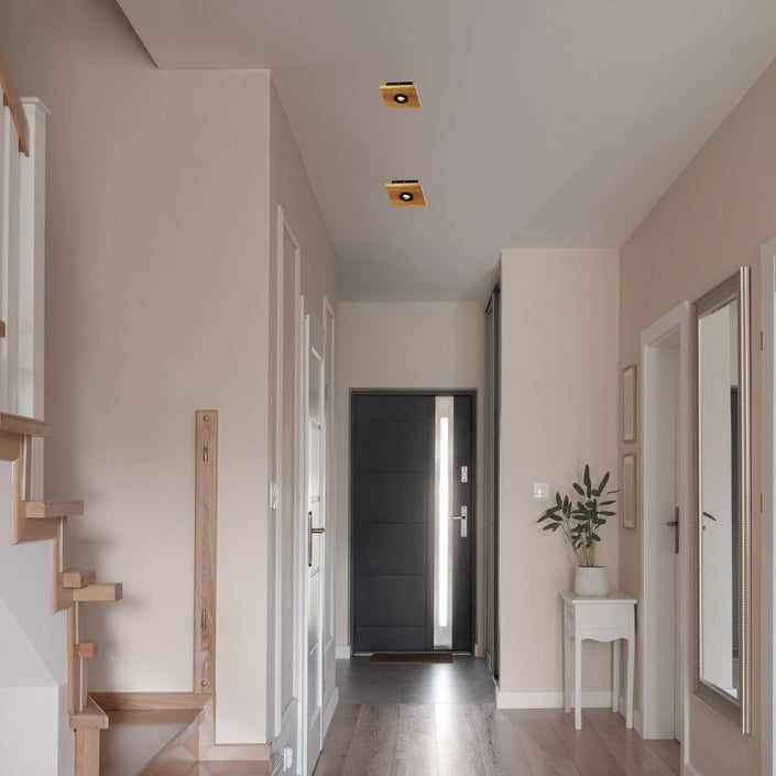 Deckenleuchte aus Asteiche geölt, Modell Lennon, 1-flammig, 200mm x 200mm x 70mm, schwarze Details, Dimmbar durch externen Dimmer, Milieubild im Flur, zwei Leuchten hängen an der Decke