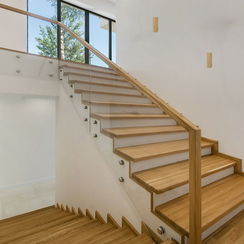 Wandleuchte aus Asteiche geölt, Modell Leonora, LED, Up & Down Licht, Acrylglas satiniert, Nickel matt gebürstet, Schalter an/aus, Milieubild im Treppenhaus, 2 Leuchten hängen an der Wand