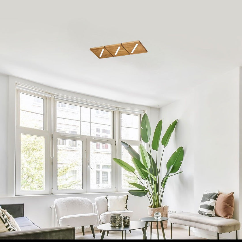 Deckenleuchte aus Asteiche geölt, Modell Liam, 3-flammig LED, Metall schwarz gepulvert, dimmbar, 650mm x 210mm x 44mm,, Milieubild im Wohnzimmer, Leuchte hängt an Decke 