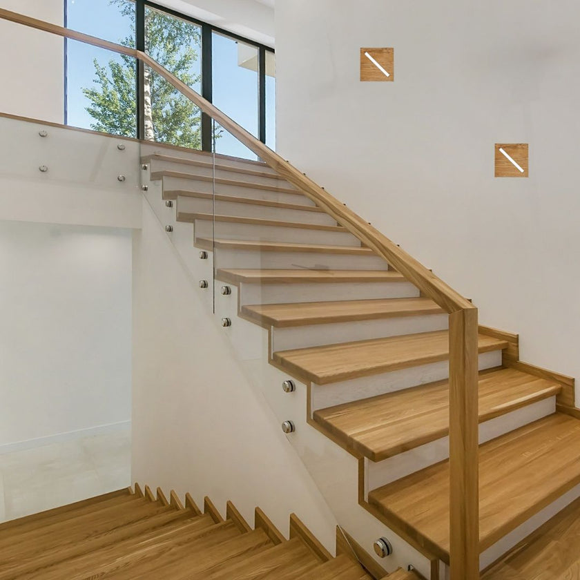 Deckenleuchte aus Asteiche geölt, Modell Liam, 1-flammig LED, Metall schwarz gepulvert, dimmbar, 210mm x 210mm x 44mm, Milieubild im Treppenhaus, 2 Leuchten hängen an Wand