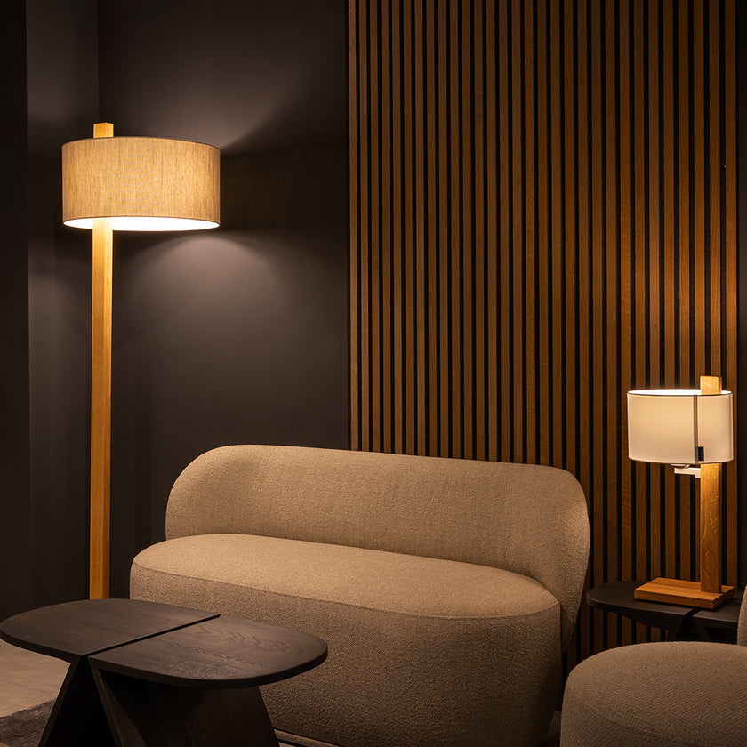 Tischleuchte und Stehleuchte aus Asteiche geölt, Modell Lydia, weißer Schirm, Metall Nickel matt gebürstet, Milieubild im Wohnzimmer, Tischleuchte steht auf Beistelltisch und Stehleuchte steht neben Sofa 