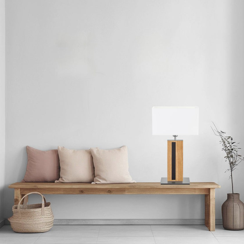 Hockerleuchte aus Asteiche geölt, Modell Maive, weißer eckiger Schirm, schwarze Lederapplikation, Metall Nickel matt gebürstet, Milieubild im Flur, Leuchte steht auf einer Bank 