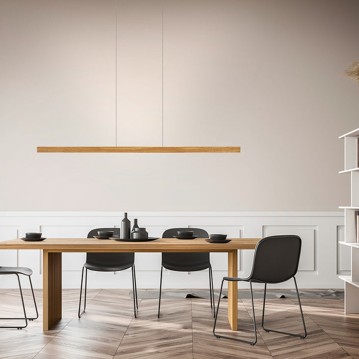 Balkenleuchte aus Asteiche geölt, Modell Hermann, Rollizug, LED Up & Down, Milieubild im Esszimmer, Leuchte hängt über Esstisch