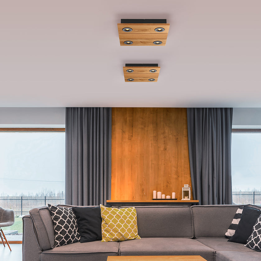 Deckenleuchte aus Asteiche geölt, Modell Lennon, 4-flammig, 440mm x 440mm x 70mm, schwarze Details, Dimmbar durch externen Dimmer, Milieubild im Wohnzimmer, Leuchte hängt an Decke im Wohnzimmer