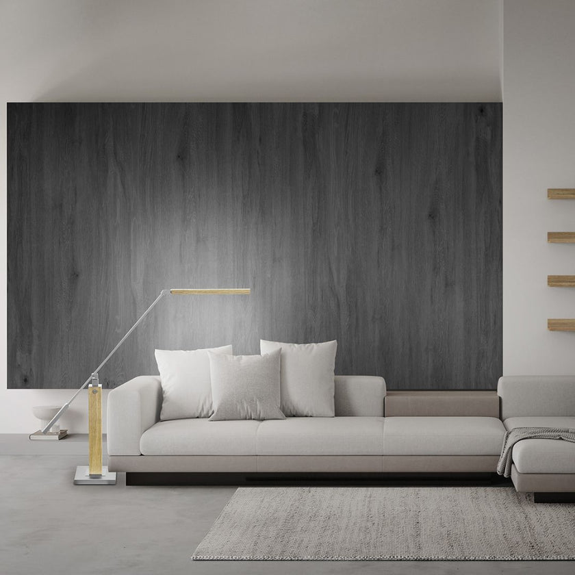 Hockerleuchte, Asteiche Natur, Modell Otto O, Alu LED Leiste, Metall Nickel matt gebürstet, dimmbar, Milieubild im Wohnzimmer, Leuchte steht neben Sofa