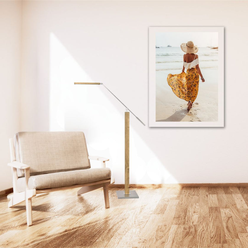 Leseleuchte, Asteiche geölt, Modell Otto O, Alu LED Leiste, Metall Nickel matt gebürstet, dimmbar, Milieubild im Wohnzimmer, Leuchte steht neben Sessel