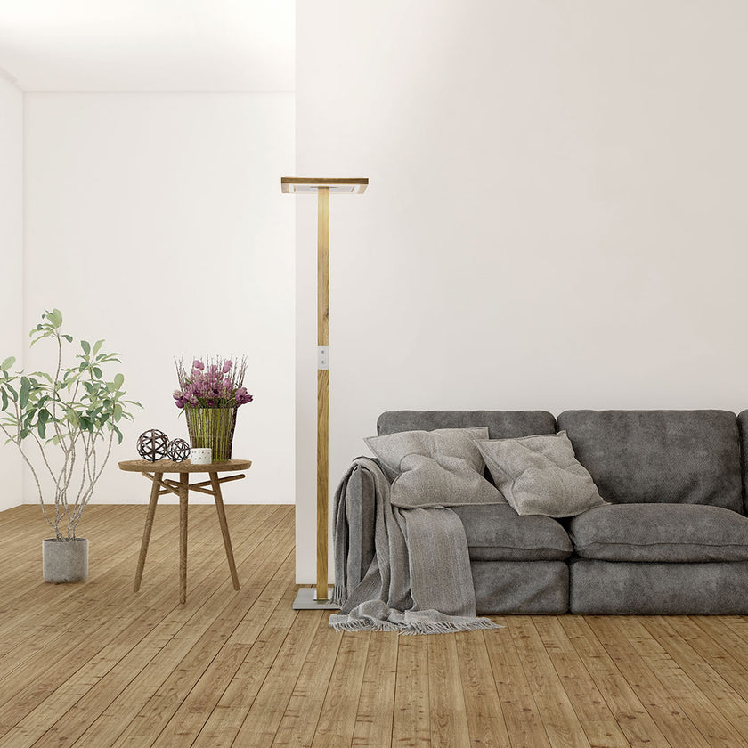Stehleuchte Fluter, Asteiche geölt, Modell Otto O, Metall Nickel matt gebürstet, Alu LED Leiste, Up and Down Licht, dimmbar, Milieubild im Wohnzimmer, Leuchte steht neben Sofa  