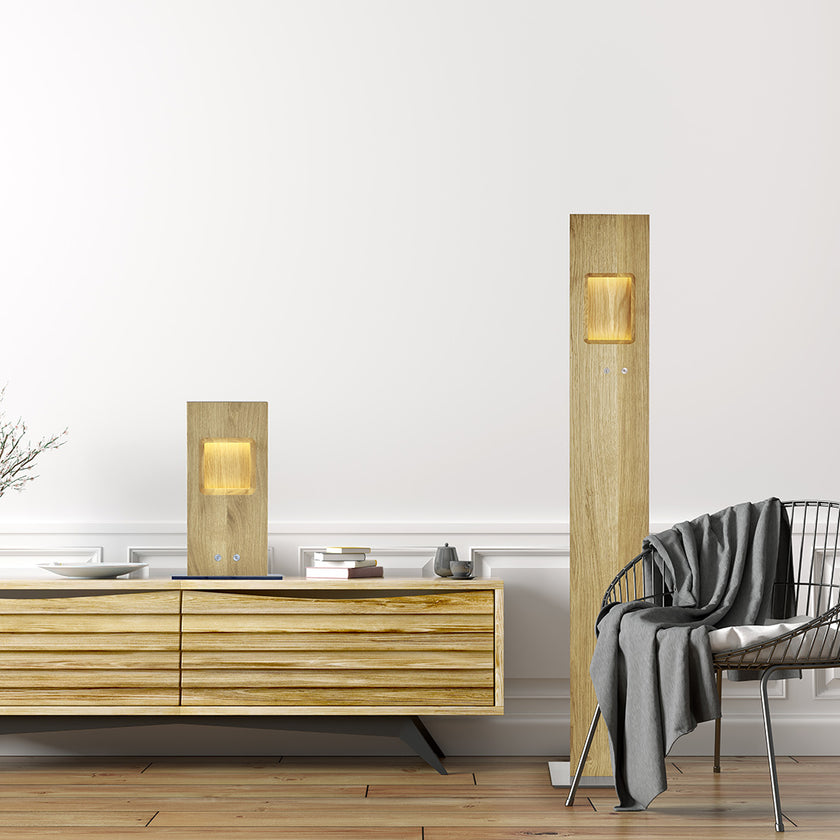 Stehleuchte, Asteiche Natur, Modell Pan, LED, Metall Nickel gebürstet, Milieubild im Wohnzimmer, Pan Hockerleuchte steht auf Lowboard, Pan Stehleuchte steht neben Lowboard