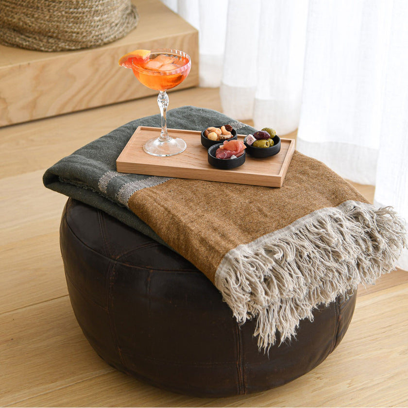 Kerzentablett aus Eichenholz Natur,  28 x 14 x 2,3 cm, Milieubild auf Hocker, auf Tablett stehen 3 kleine schwarze Schüsseln mit Essen und ein Cocktailglas mit Aperol