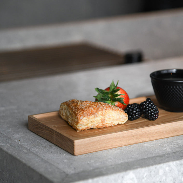 Kerzentablett aus Eichenholz Natur,  28 x 14 x 2,3 cm, Milieubild in Küche, auf Tablett ist Gebäck und Früchte