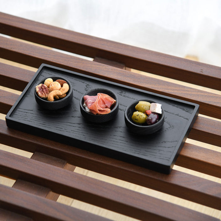 Kerzentablett aus Eichenholz schwarz,  28 x 14 x 2,3 cm, Milieubild, auf Tablett stehen 3 kleine schwarze Schüsseln mit Essen 
