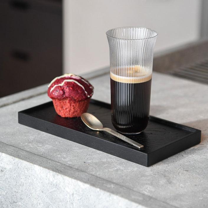 Kerzentablett aus Eichenholz schwarz,  28 x 14 x 2,3 cm, Milieubild in Küche, Tablett mit Muffin, Glas Kaffee und Löffel drauf 