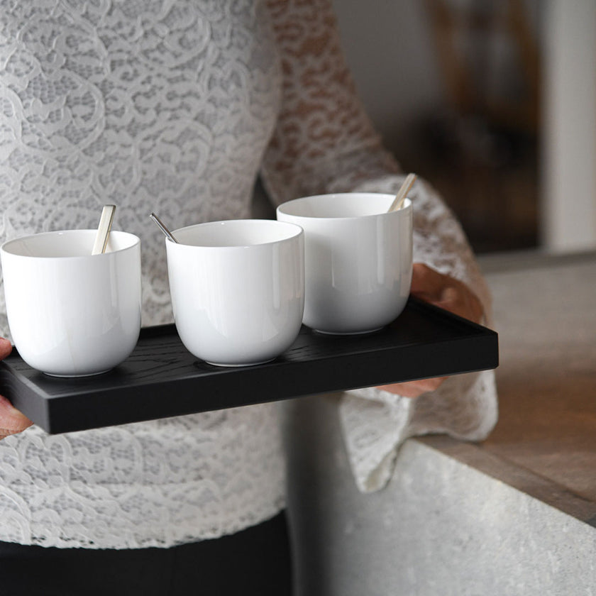 Kerzentablett aus Eichenholz schwarz,  28 x 14 x 2,3 cm, Milieubild in Küche, Tablett mit 3 weißen Kaffeetassen wird getragen