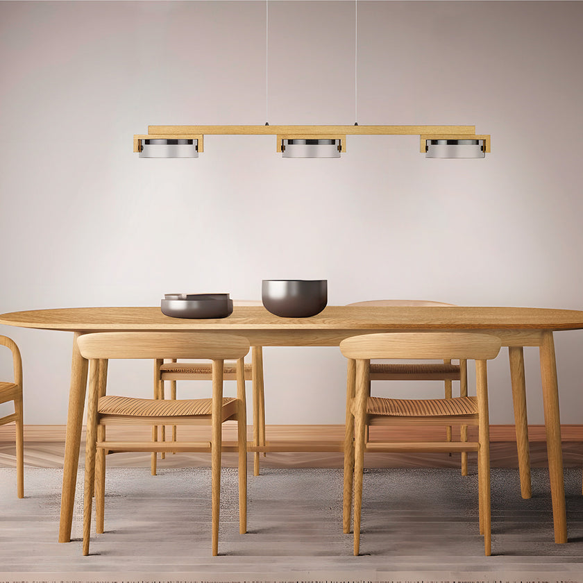 Balkenleuchte Modell Talon, Asteiche geölt, Rollizug (höhenverstellbar), 3 mal Rauchglas, schwarzer Baldachin, Oberlicht dimmbar, Metall-Applikationen schwarz gepulvert, Milieubild, Leuchte hängt über Esstisch