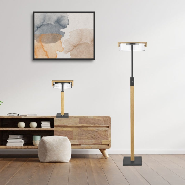 Stehleuchte Modell Talon, Asteiche geölt, Rauchglas, Dimmbar, Details Metall schwarz gepulvert, Milieubild im Wohnzimmer, Leuchte steht neben einem TV-Lowboard