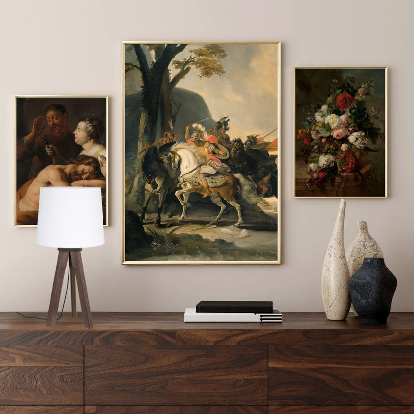 Dreibein Hockerleuchte aus Nussbaum, Modell Tre, mit weißem Lampenschirm, Kabel verläuft mittig zwischen den Beinen, Milieubild im Wohnzimmer, Leuchte steht auf Sideboard