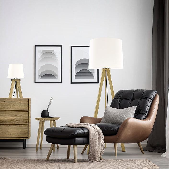 Dreibein Stehleuchte und Tischleuchte Asteiche geölt, Modell Tre, mit weißem Lampenschirm, Kabel verläuft mittig zwischen den Beinen, Milieubild im Wohnzimmer Steheuchte steht hinter Sessel und Tischleuchte auf einem Sideboard