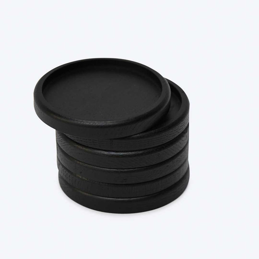 Untersetzer aus schwarzer Eiche, 6 Stück, 10cm Durchmesser, sind gestapelt, Frontalansicht 